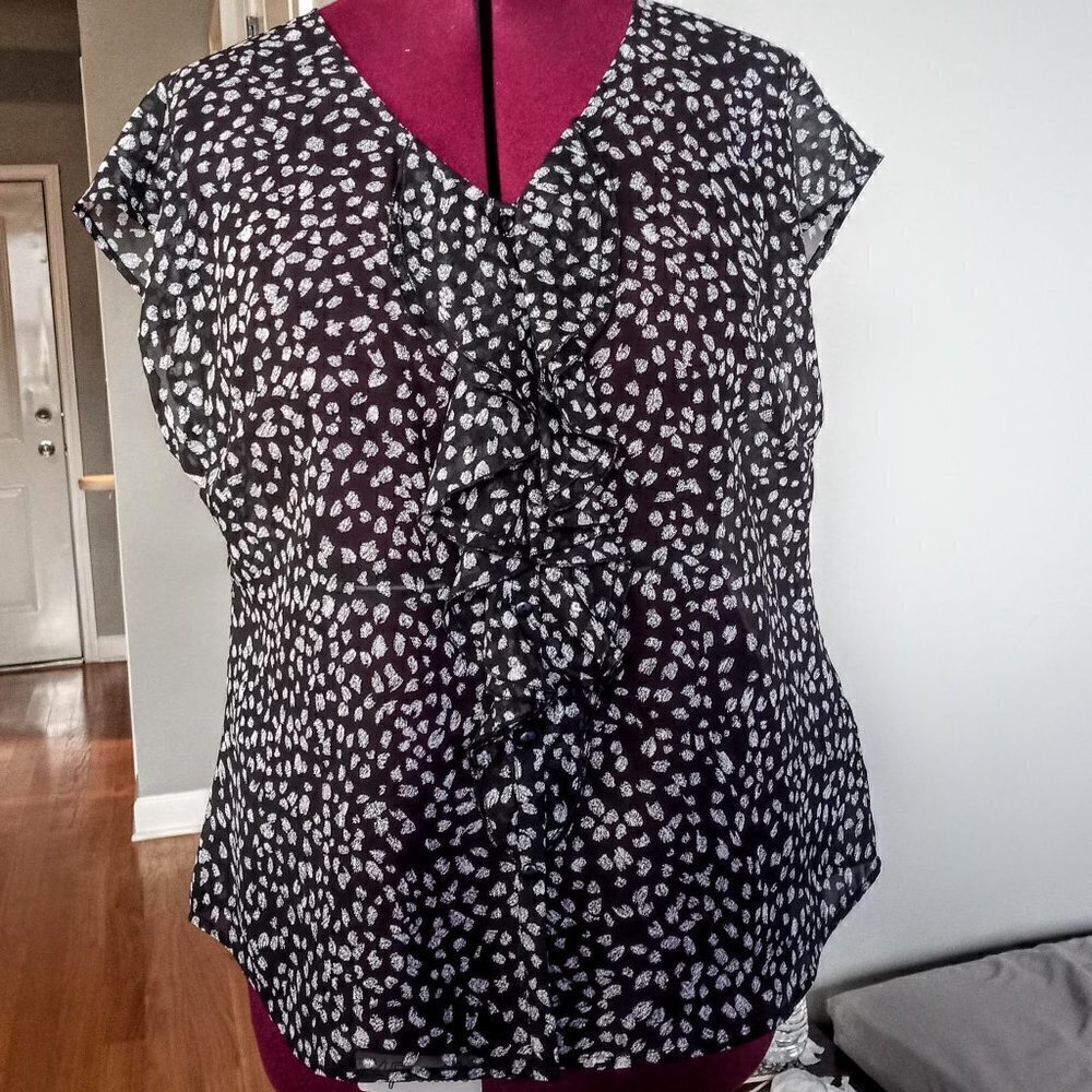 Relativity B&W Print Ruffle Front Cap Sleeve Top